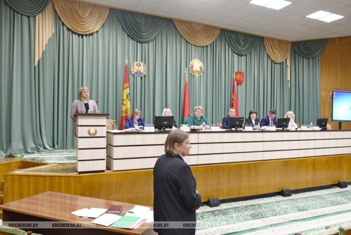 В Кричеве на исполкоме рассмотрели, как в организациях работают с кадрами