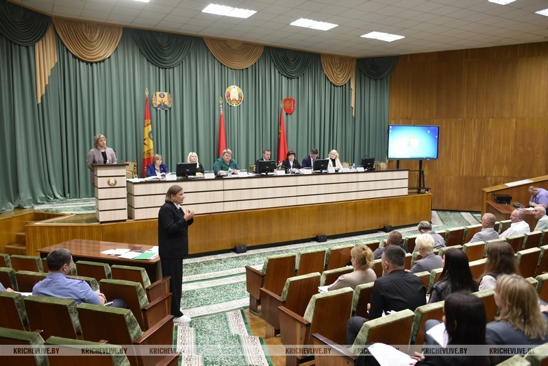 В Кричеве на исполкоме рассмотрели, как в организациях работают с кадрами
