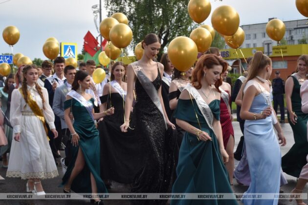 В Кричеве прошло торжественное шествие выпускников - 2025 (фотофакт)