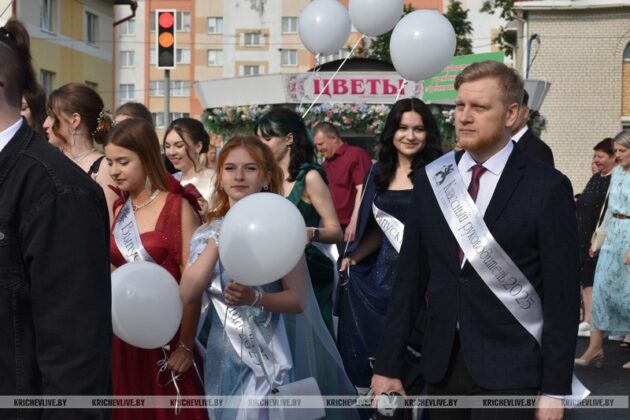 В Кричеве прошло торжественное шествие выпускников - 2025 (фотофакт)