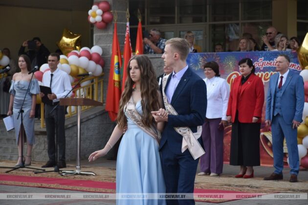 Сегодня в Кричеве выпускникам вручили 26 медалей: 25 - золото и 1 - серебро