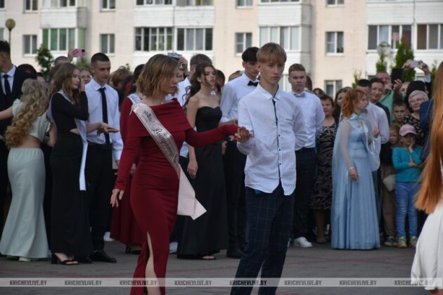 Сегодня в Кричеве выпускникам вручили 26 медалей: 25 - золото и 1 - серебро