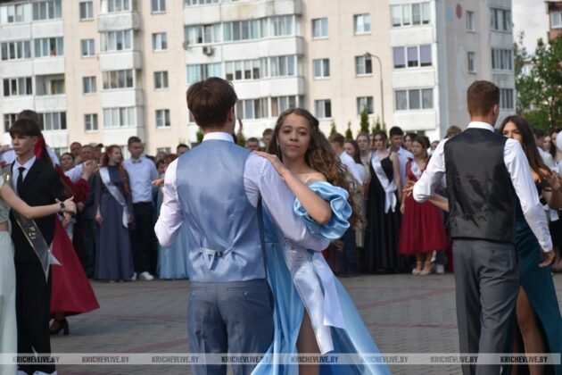 Сегодня в Кричеве выпускникам вручили 26 медалей: 25 - золото и 1 - серебро