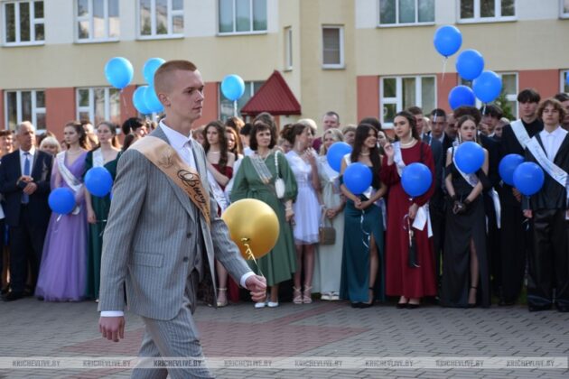 Сегодня в Кричеве выпускникам вручили 26 медалей: 25 - золото и 1 - серебро