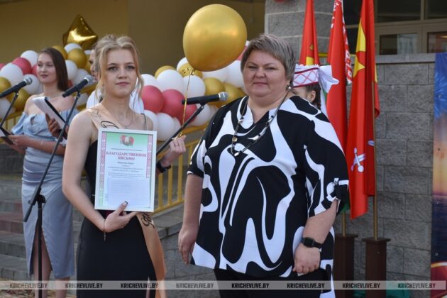 Сегодня в Кричеве выпускникам вручили 26 медалей: 25 - золото и 1 - серебро