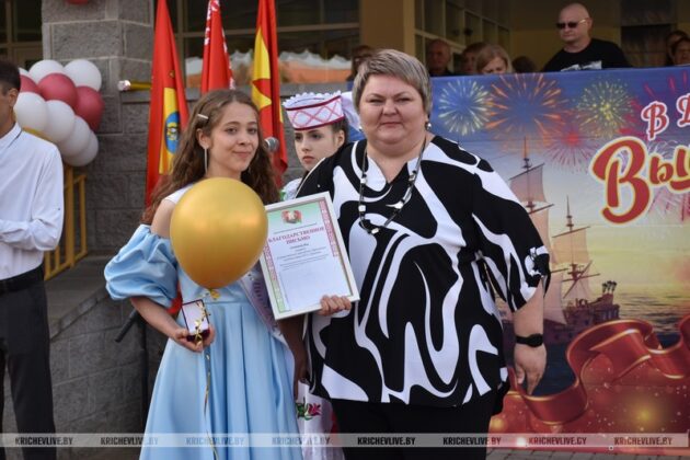 Сегодня в Кричеве выпускникам вручили 26 медалей: 25 - золото и 1 - серебро