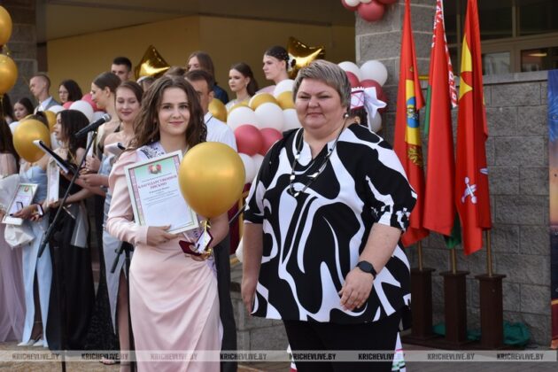 Сегодня в Кричеве выпускникам вручили 26 медалей: 25 - золото и 1 - серебро