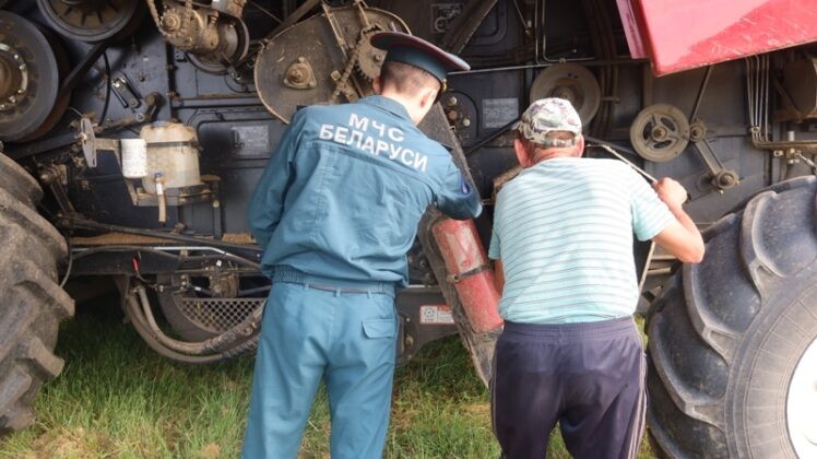 Кричевские спасатели напомнили правила пожарной безопасности на полях