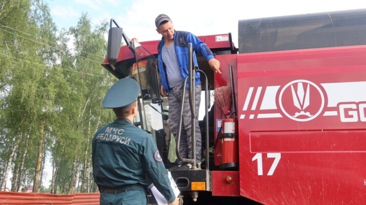 Кричевские спасатели напомнили правила пожарной безопасности на полях