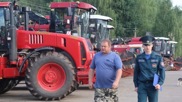 Кричевские спасатели напоминили правила пожарной безопасности на полях