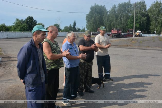 Узнали, какими песнями артисты РЦК радуют работников ОАО «Новобельское-АГРО»