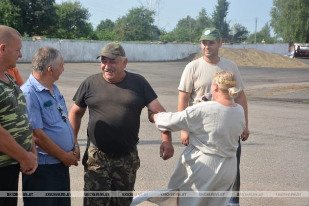 Узнали, какими песнями артисты РЦК радуют работников ОАО «Новобельское-АГРО»