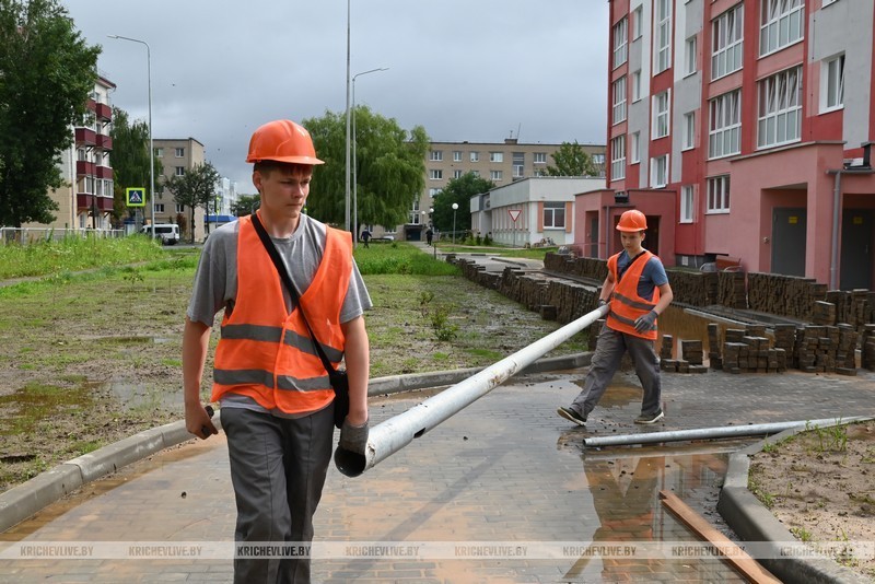 Летние каникулы с пользой: студенты Кричева выбирают труд