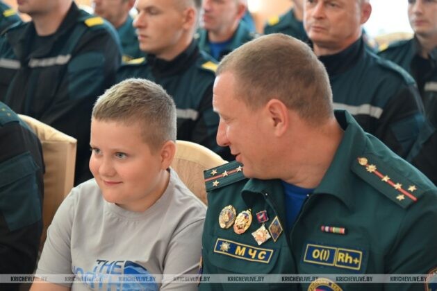 В Кричеве председатель райисполкома Алексей Шарай поздравил с праздником пожарных