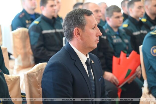 В Кричеве председатель райисполкома Алексей Шарай поздравил с праздником пожарных