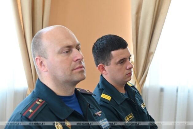 В Кричеве председатель райисполкома Алексей Шарай поздравил с праздником пожарных