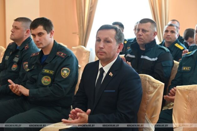 В Кричеве председатель райисполкома Алексей Шарай поздравил с праздником пожарных