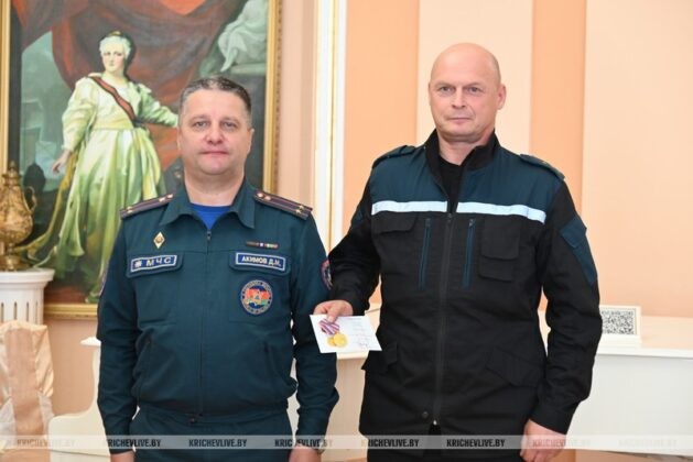 В Кричеве председатель райисполкома Алексей Шарай поздравил с праздником пожарных