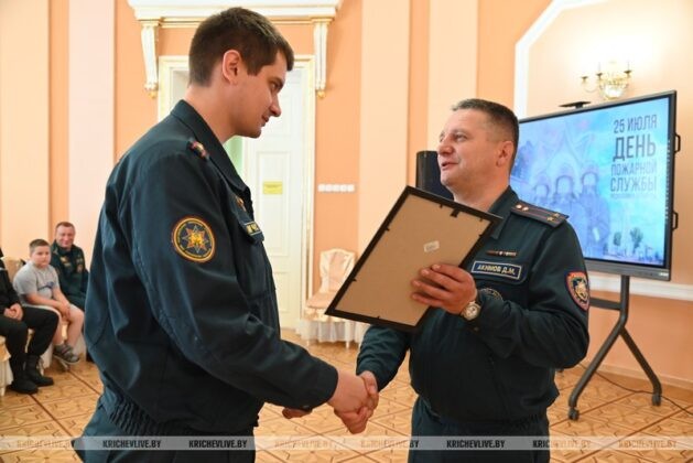 В Кричеве председатель райисполкома Алексей Шарай поздравил с праздником пожарных