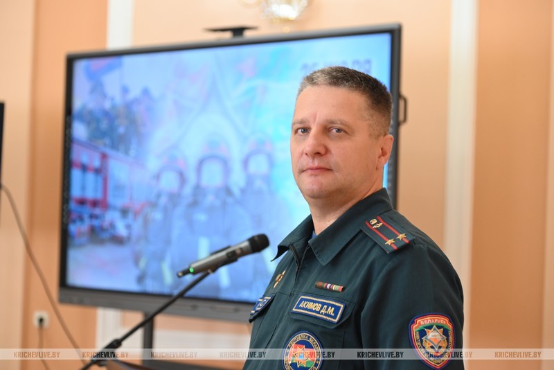 В Кричеве председатель райисполкома Алексей Шарай поздравил с праздником пожарных