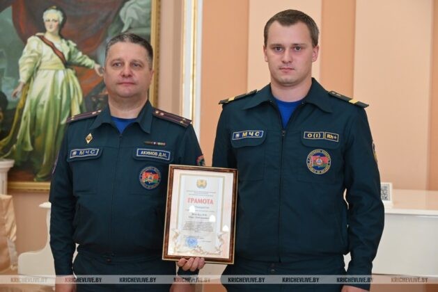 В Кричеве председатель райисполкома Алексей Шарай поздравил с праздником пожарных