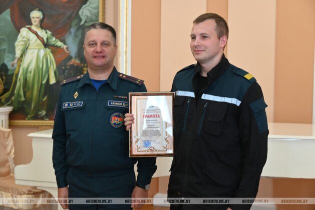 В Кричеве председатель райисполкома Алексей Шарай поздравил с праздником пожарных