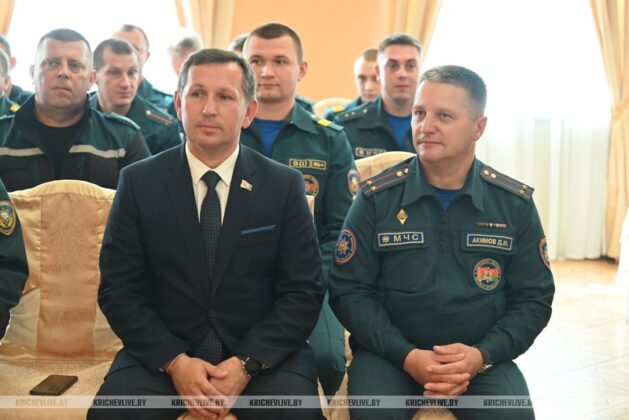 В Кричеве председатель райисполкома Алексей Шарай поздравил с праздником пожарных