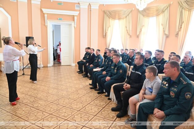 В Кричеве председатель райисполкома Алексей Шарай поздравил с праздником пожарных