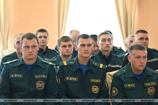 В Кричеве председатель райисполкома Алексей Шарай поздравил с праздником пожарных
