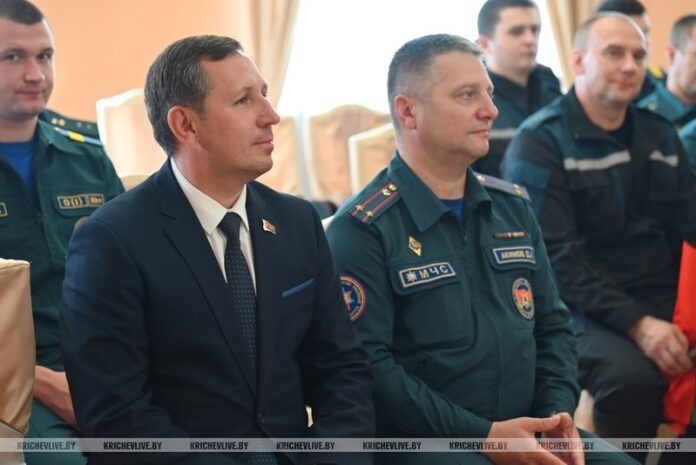 В Кричеве председатель райисполкома Алексей Шарай поздравил с праздником пожарных
