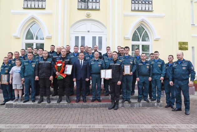 В Кричеве председатель райисполкома Алексей Шарай поздравил с праздником пожарных