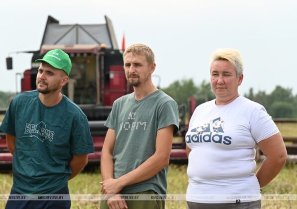 Заводные песни звучат во время уборки для комбайнеров Кричевщины