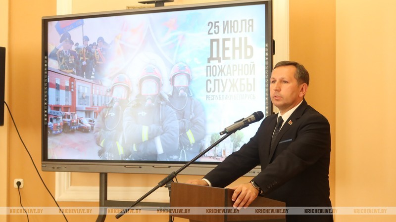 В Кричеве председатель райисполкома Алексей Шарай поздравил с праздником пожарных