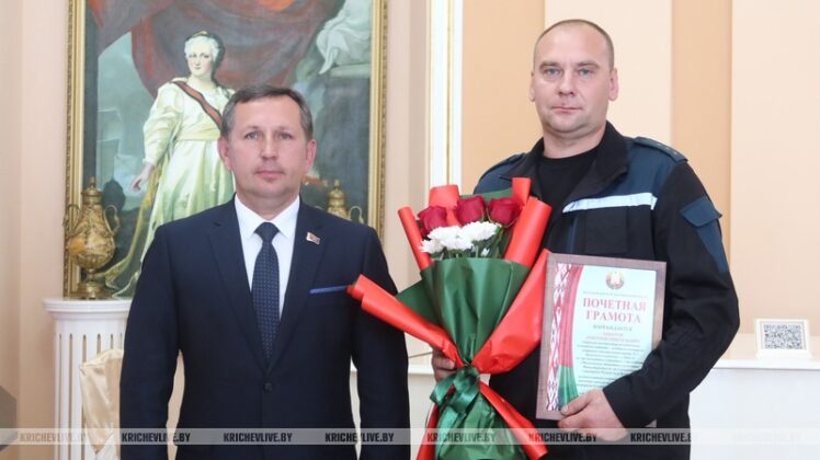 В Кричеве председатель райисполкома Алексей Шарай поздравил с праздником пожарных