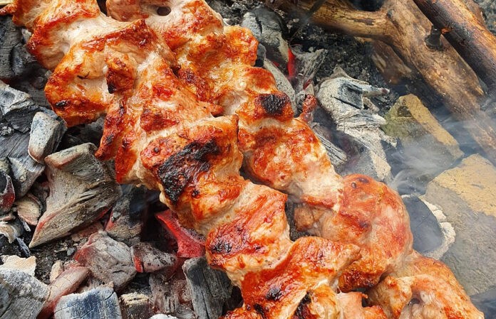 Секрет идеального жара. Какие дрова делают шашлык особенно вкусным?