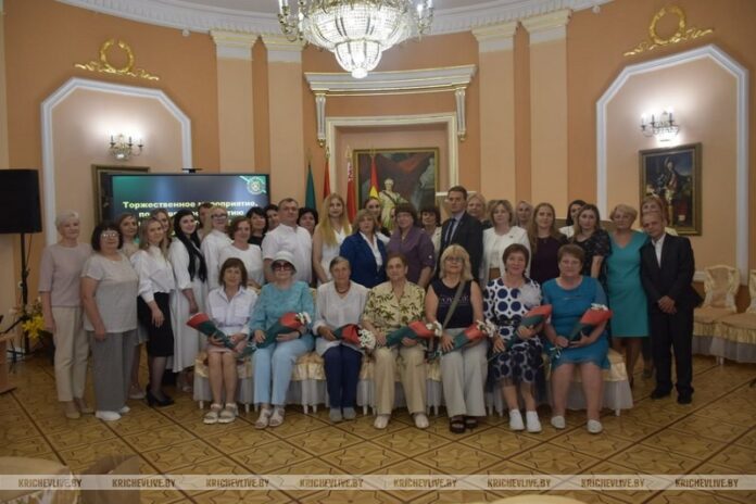 35 лет слаженной работы: сотрудников налоговой службы чествовали в Кричеве