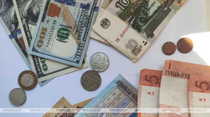 Белорусский рубль ослаб к основным валютам на торгах 27 августа