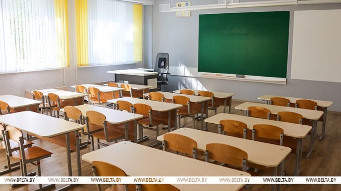 Сколько школьников сядут за парты в сентябре, рассказали в Минобразования