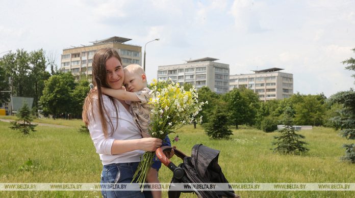 Какие трудовые гарантии есть у женщин с детьми, рассказали в Минтруда