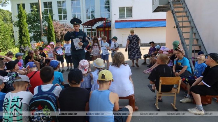 Кричевские спасатели напомнили детям о правилах безопасности на каникулах