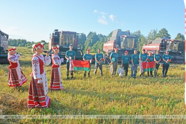 Экипаж комбайнеров из КСУП «Малятичи-АГРО» первым в районе намолотил тысячу тонн зерна нового урожая 