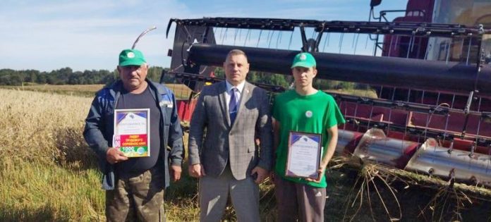 Узнали, кого наградил Александр Лисовский из комбайнеров Кричевского района