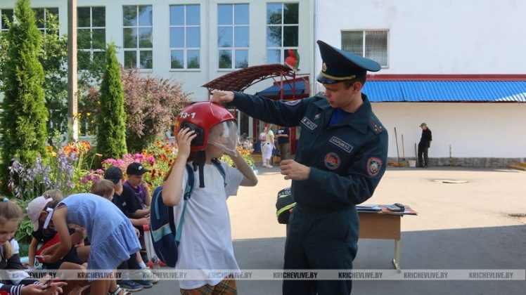 Кричевские спасатели напомнили детям о правилах безопасности на каникулах