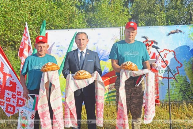 Экипаж комбайнеров из КСУП «Малятичи-АГРО» первым в районе намолотил тысячу тонн зерна нового урожая 