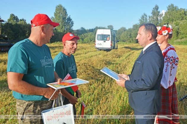 Экипаж комбайнеров из КСУП «Малятичи-АГРО» первым в районе намолотил тысячу тонн зерна нового урожая 