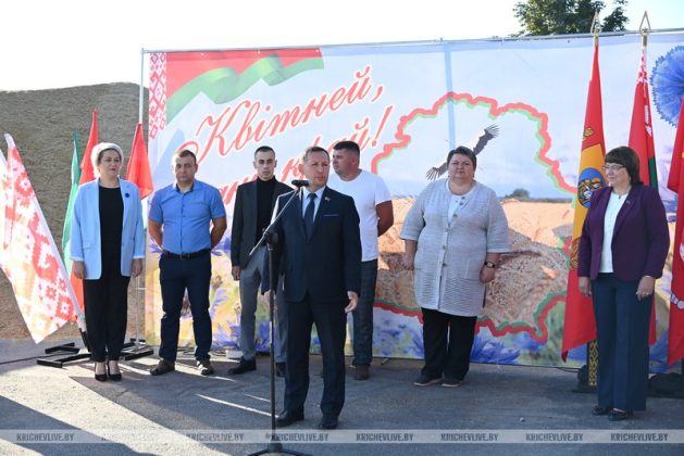 На Кричевщине председатель райисполкома Алексей Шарай вручил еще один телевизор водителю-двухтысячнику