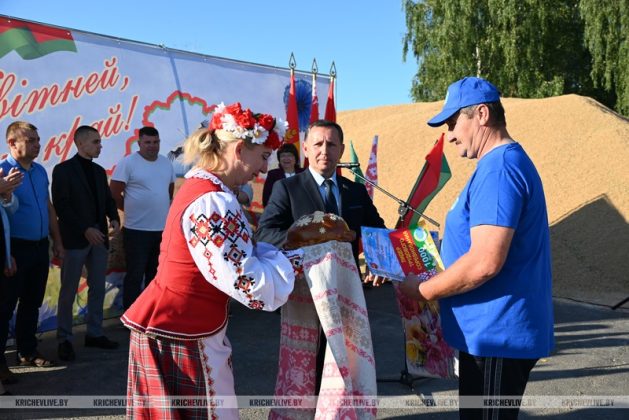 На Кричевщине председатель райисполкома Алексей Шарай вручил еще один телевизор водителю-двухтысячнику
