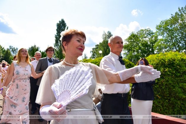 Около 100 участников собрал бал в Кричеве