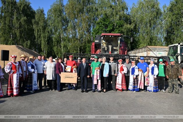 На Кричевщине председатель райисполкома Алексей Шарай вручил еще один телевизор водителю-двухтысячнику