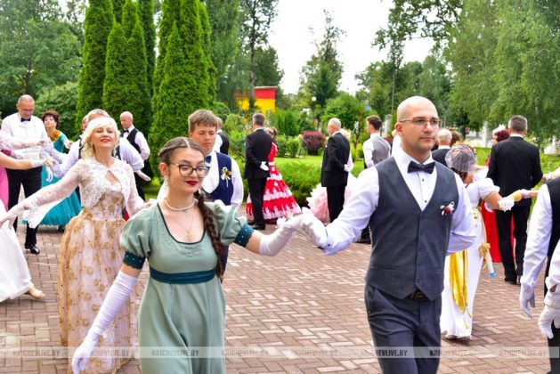 Около 100 участников собрал бал в Кричеве